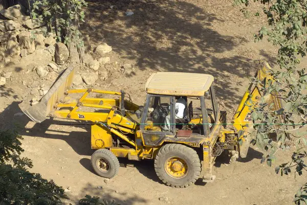 İş yerinde buldozer kazıcısı ve kazıcı jcb ağır makineleri yüklü. Borivali, Bombay Mumbai, Maharashtra, Hindistan. 