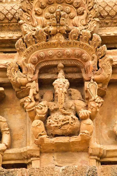 Thenjavur, Tamil Nadu, Hindistan 'daki Brihadeshwara Tapınağı' nda gopuram üzerine Ganesh Stucco 