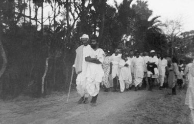 Thakkar Bapa, Kanu Gandhi, Mahatma Gandhi, Amtus Salam Noakhali, Doğu Bengal, Kasım 1946, Hindistan 'daki ayaklanma bölgelerinde yürüyüşe çıktılar.   