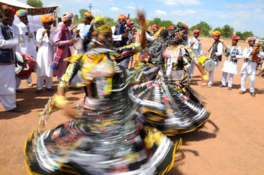 Kalbeliya halk dansçıları marwar festivalinde dans ediyorlar, Jodhpur, Rajasthan, Hindistan  