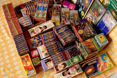Perakende satış için çeşitli krakerler küçük tezgahlarda tutulur; Diwali Festivali; Borivali 'de Deepavali; Mumbai Bombay; Maharashtra; Hindistan