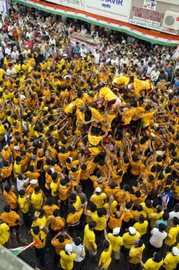 Dahi handi Dadar 'ı kırdıktan sonra piramit çöktü. Mumbai Maharashtra Hindistan Asya 