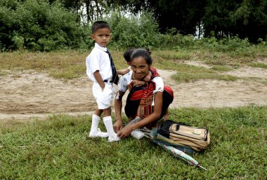 Chakma kabilesindeki kadınlar oğlunu okula hazırlıyorlar; Diyun; Arunachal Pradesh; Hindistan