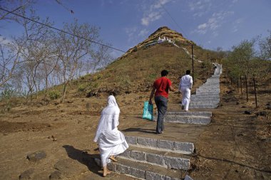 Mağara tapınağının merdiveni gambar Jain Gajpanth Pahad Mahsrul, Nasik, Maharashtra, Hindistan 