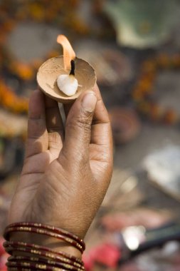 Varanasi, Uttar Pradesh ve Hindistan 'daki Dev Diwali Festivali' nde el ele tutuşan kadın