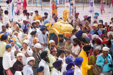 Guru Ramdas Jayanti, Swarn Mandir Altın Tapınağı, Amritsar, Punjab, Hindistan vesilesiyle Sih erkekleri alayı kaldırıyor. 