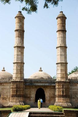 UNESCO dünya mirası Champaner Pavagadh; Mahmud Begdas hükümdarı tarafından inşa edilen Kraliyet Camii 'nde yer alan Sahar Ki Mescidi (1458-1511); Champaner; Panchmahals bölgesi; Gujarat; Hindistan; Asya 