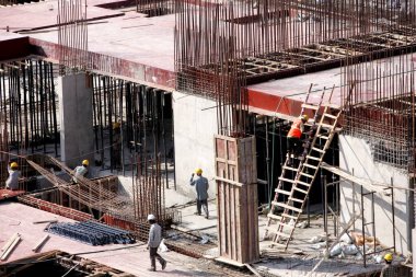 Daha önceki Jüpiter değirmenleri, Bombay Mumbai, Maharashtra, Hindistan 'da inşa edilen binalarda çalışan işçiler. 