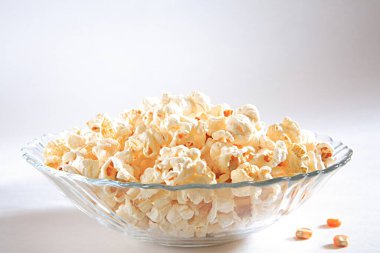 Atıştırmalık, makka, patlamış mısır, ısıtmadan sonra tüten mısır, Hindistan. 