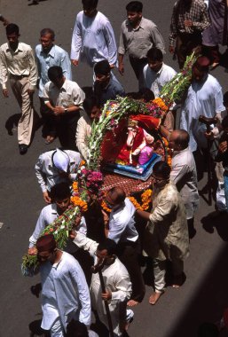 Ganesh Ganesh Ganpati Festivali 'nde Tanrı' yı taşıyan insanlar fil başı geçit töreni, girgaon, Bombay mumbai, maharashtra, Hindistan 