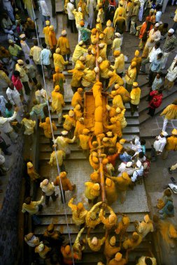 Jejuri tapınağındaki kutlamalar sırasında Lord Khandoba 'nın kutsal Palkhi' sini taşıyan dindarlar, sıska, Maharashtra, Hindistan 