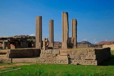 Hampi, Karnataka, Hindistan ve Asya 'daki Vitthala tapınağı yakınlarında tamamlanmamış sütunlar.