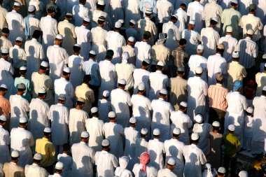 Mumbra 'da namaaz sunan Müslümanlar; Bombay' ın dışında küçük bir kasaba; Maharashtra; Hindistan