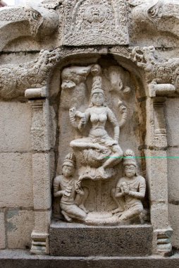 Tanrıça Saraswati bilgeliği ve öğrenme heykeli parapet duvarında Sundaravarada Perumal tapınağının arkasındaki Vimana tapınağında 8. yüzyılda Uttiramerur 'da inşa edildi; Tamil Nadu; Hindistan