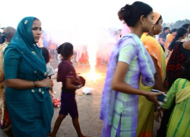 Chhatha Pooja puja, Juhu Sea plajı, Bombay Mumbai, Maharashtra, Hindistan 