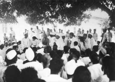 Mahatma Gandhi, Kasım 1946 'da Noakhali Doğu Bengal' in ayaklanma bölgesinde yaptığı ziyaret sırasında bir halk toplantısında. 