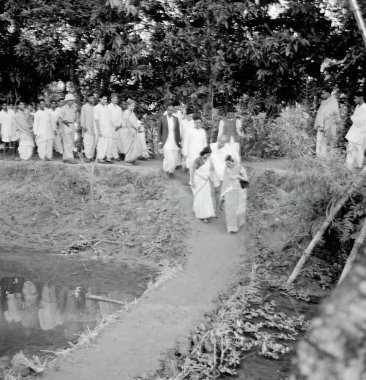 Mahatma Gandhi ve partisi, Hindistan 'da Kasım 1946' da, Noakhali Doğu Bengal 'de, Hindu Müslüman ayaklanmalarının etkili olduğu bölgede yürürken barajı geçtiler.  