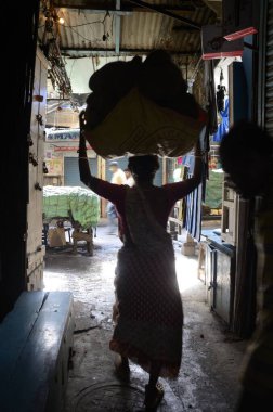 Kadın taşıma işi, Koley sebze pazarı, Batı Bengal, Hindistan, Asya 