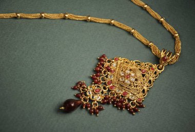 Boncuk ve elmas kolye, Hint geleneksel mücevherleri. 