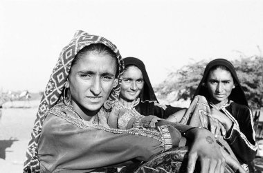 Tunda Wanda 'nın Rabari kadınları geleneksel olarak siyah giyinir, Kutch bölgesi, Gujarat, Hindistan  
