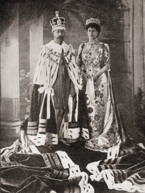 Kral V. George ve Kraliçe Mary 1911 taç giyme töreninden sonra bornozlarını diktiler.