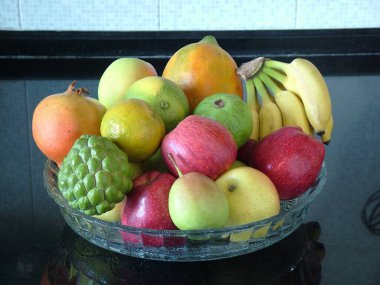 Bir kase karışık meyve, yakın çekim manzaralı.