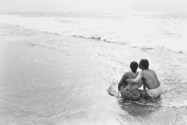 Gündüz vakti Kumsalda Hintli Çift 