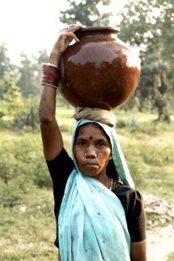 Metal kaplarda su taşıyan kadın; Carm Daksh; Bilaspur; Chhattisgarh; Hindistan