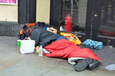 Asfaltta uyuyan adam, Liverpool, İngiltere, Birleşik Krallık 