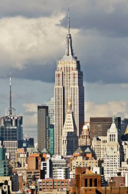 Manhattan silueti Brooklyn Köprüsü 'nden aşağı, Manhattan, New York, ABD