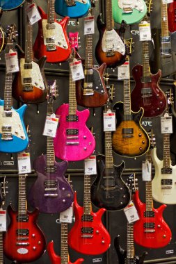 Müzikal mağazasında çeşitli modern gitarlar.