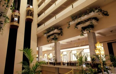 Yeşil santralleri ve asansörleri olan bir otel.