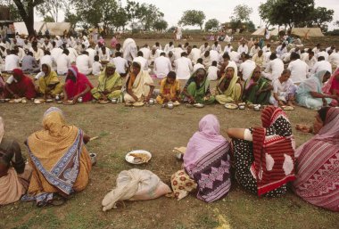 Pandharpur yatra, yemek yiyen insanlar, pandharpur, maharashtra, Hindistan