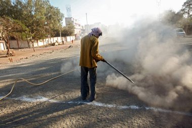 Jamnagar Gujarat Hindistan 'da toz püskürten işçiler 