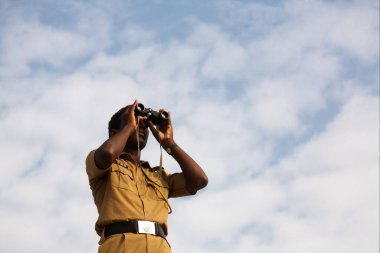 Lashkar-e-Eidgaah, Malegaon, Maharashtra, Hindistan 'da Kurban Bayramı veya Ramzan id namaaz' ı izleyen bir polis memuru