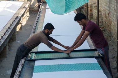 Kumaş baskı işiyle uğraşan işçiler Hindistan Asya 'da Bikaner Rajasthan 