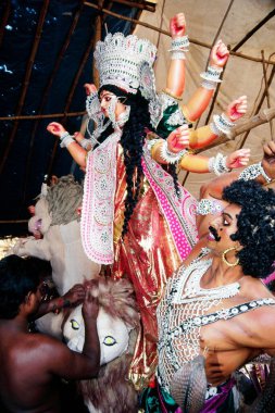 Durga pooja puja geçit töreninin son dokunuşu Navaratri Festivali 'nin dokuz günü olan Ana Tanrıça' ya saygıdır. 