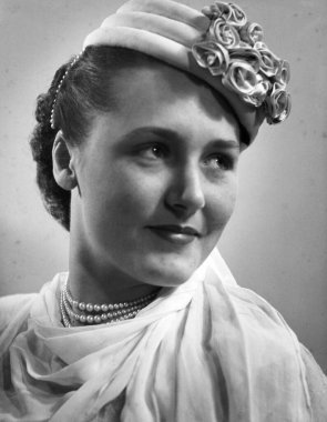 Başlık giymiş İngiliz kadın; stüdyoda portre; Kulri; Mussoorie; Uttar Pradesh; Hindistan 1940 'larda  