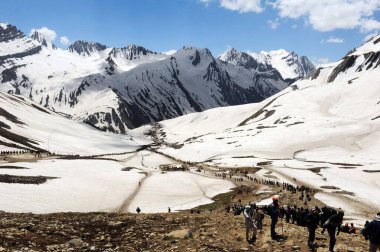 Pilgrim mahagunas ganesh top, amarnath yatra, Jammu Kashmir, Hindistan, Asya 'ya geçer.