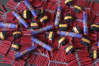 Atom Bombaları; Laxmi Bars; Red Fort Taj Mahal; Heavy sound making Gürültülü Krakerler perakende satışı için saklandı; Diwali Festivali; Borivali 'de Deepavali; Bombay Mumbai; Maharashtra; Hindistan; Asya