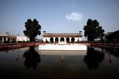 Rang Mahal ya da Imtiaz Mahal olarak da bilinen renk sarayı; UNESCO Dünya Mirası alanı, Lal Qila ya da Kızıl Kale olarak da bilinen ve Mughal İmparatoru Şah Cihan tarafından saray olarak kullanılan ünlü Delhi kalesi (1638-1648).