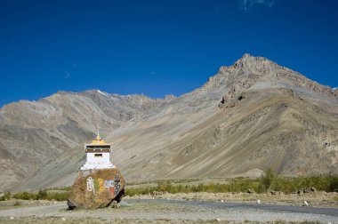 Spiti Vadisi 'ndeki Budist Gompa yolu Hindistan-Asya' daki Himachal Pradesh.