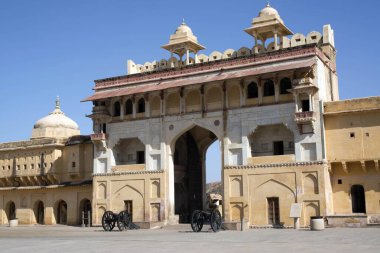 Amer Kalesi 'nin Suraj Pol Sun kapısı Jaipur Rajasthan Hindistan Asya