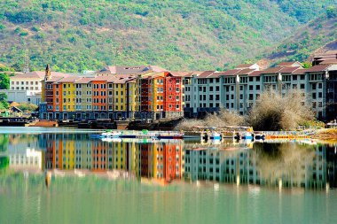 Savaş Gölü 'ndeki Lavasa binaları, Pune, Maharashtra, Hindistan