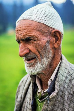 Kaşmirli yaşlı adam, Dawar köyü, Gurez, Bandipora, Kaşmir, Hindistan, Asya 