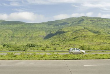 Arabalar Mumbai Pune ekspres yolunda yakınlaşıyor, Maharashtra, Hindistan 