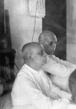 Sardar Vallabhbhai Patel ve Jawaharlal Nehru 1946 'da Kalküta, Hindistan' a vardıklarında   