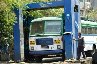 ST otobüsü olarak bilinen Maharashtra State Road Transport Corporation (MSRTC) Kurla Depot, Bombay Mumbai, Maharashtra, Hindistan 