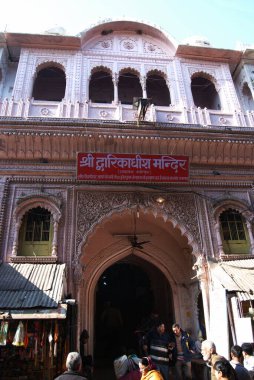 Mathura 'daki Dwarkadhish tapınağının önünde, Uttar Pradesh, Hindistan 