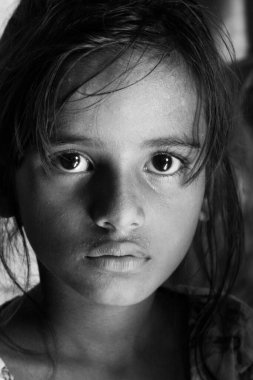 Malvani gecekondu mahallesinde, Malad, Bombay Mumbai, Maharashtra, Hindistan 'da bir kızın yüzü   